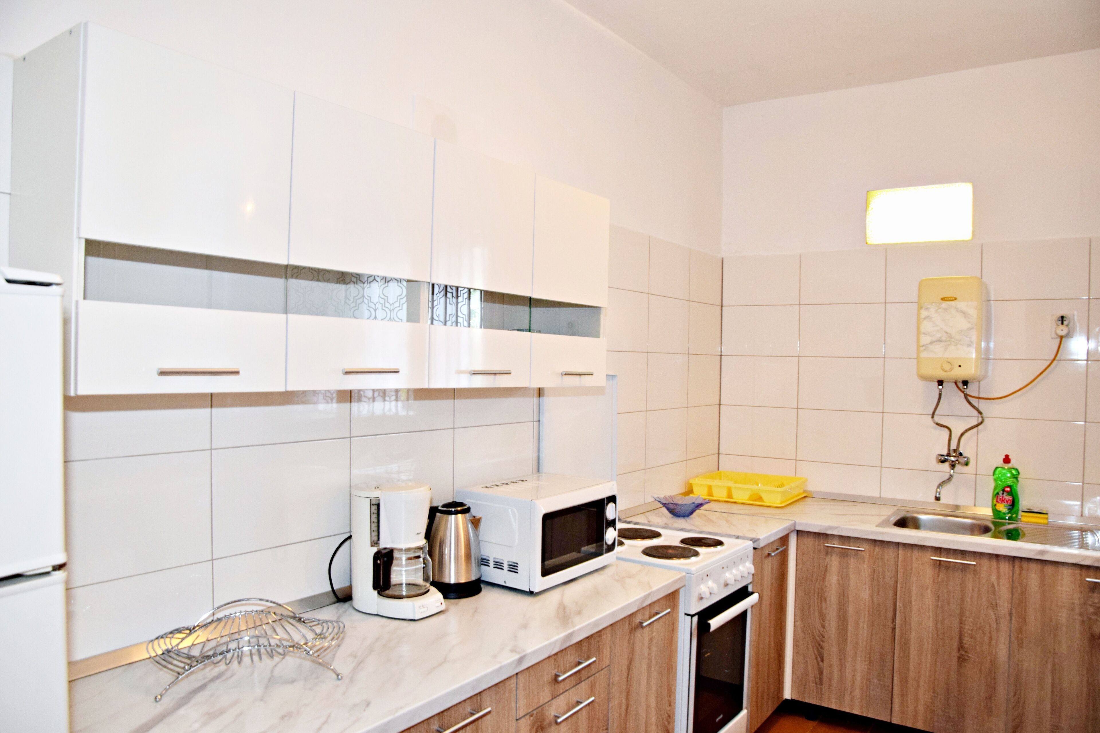 Fridge, microwave, oven, coffee/tea maker