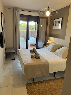 2 slaapkamers, een bureau, een strijkplank/strijkijzer, gratis wifi