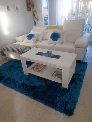 Smart-tv, dvd-spelare, böcker och en stereo