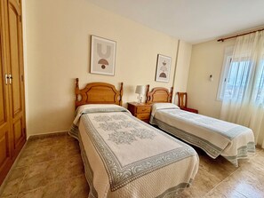 2 chambres, fer et planche à repasser, Wi-Fi gratuit, draps fournis