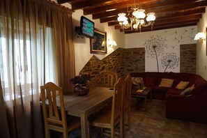Dining - MARICUELO, INDEPENDENT HOUSE, NEAR THE BEACH OF PEÑARRONDA (Castropol)