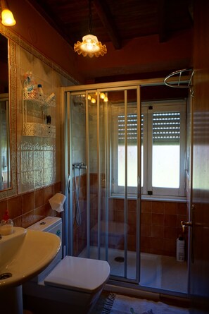 Combined shower/tub, hair dryer, bidet, towels - MARICUELO, INDEPENDENT HOUSE, NEAR THE BEACH OF PEÑARRONDA (Castropol)