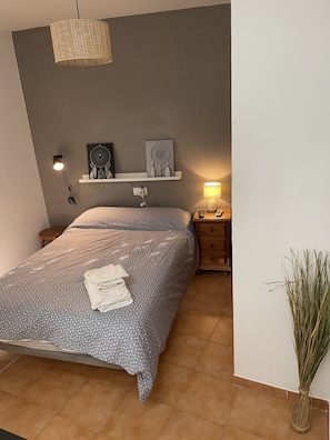 1 slaapkamer, geluiddichte muren, een strijkplank/strijkijzer, wifi