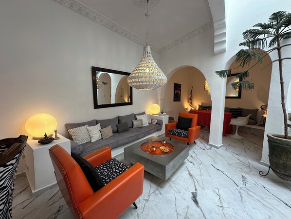 Smart TV, fireplace, DVD player, books