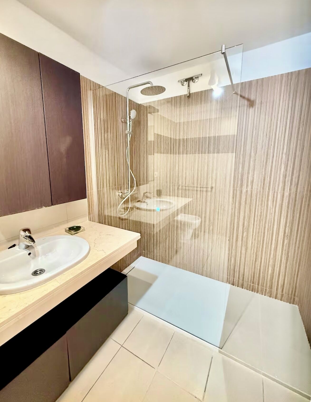 Een bad, een haardroger, een bidet, handdoeken