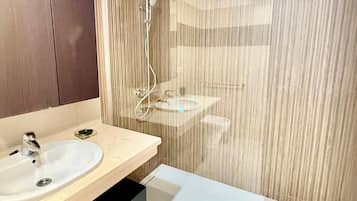 Een bad, een haardroger, een bidet, handdoeken