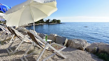 Una spiaggia nelle vicinanze