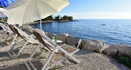 Room for two with private bath, two steps from the sea, Zambratija, WiFi, parking