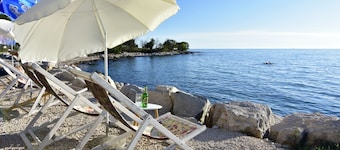 Room for two with private bath, two steps from the sea, Zambratija, WiFi, parking