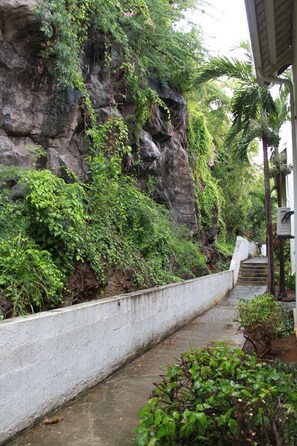 Property grounds - T1 pretty, air conditioned, quiet with parking space 200m from Boucan Plage. (Boucan Canot)