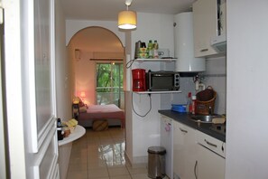 Fridge, oven, stovetop, coffee/tea maker - T1 pretty, air conditioned, quiet with parking space 200m from Boucan Plage. (Boucan Canot)