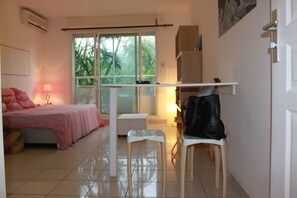 Iron/ironing board, WiFi, bed sheets, wheelchair access - T1 pretty, air conditioned, quiet with parking space 200m from Boucan Plage. (Boucan Canot)