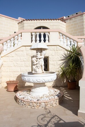 تفاصيل الفندق من الخارج