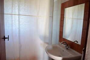 Combined shower/bathtub, hair dryer, bidet, towels