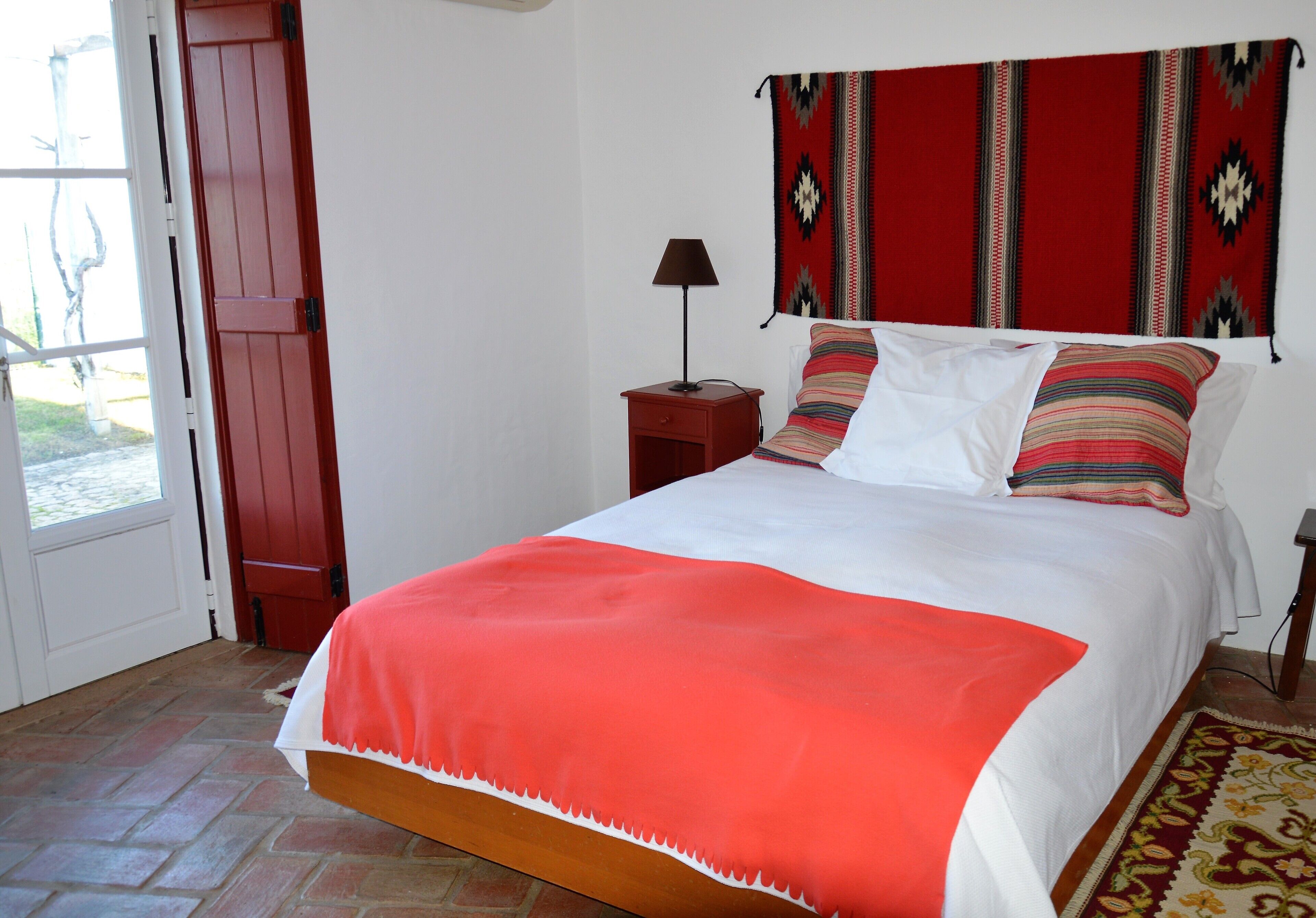 2 habitaciones, escritorio y tabla de planchar con plancha 