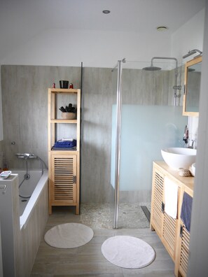 Combined shower/bathtub, hair dryer, towels, soap - Charming Villa, Ideal for holidays with family or friends!(8 near max).  (La Baule-Escoublac)