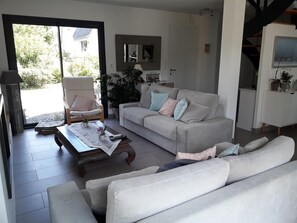 Fernseher, Kamin, DVD-Player, BĂŒcher