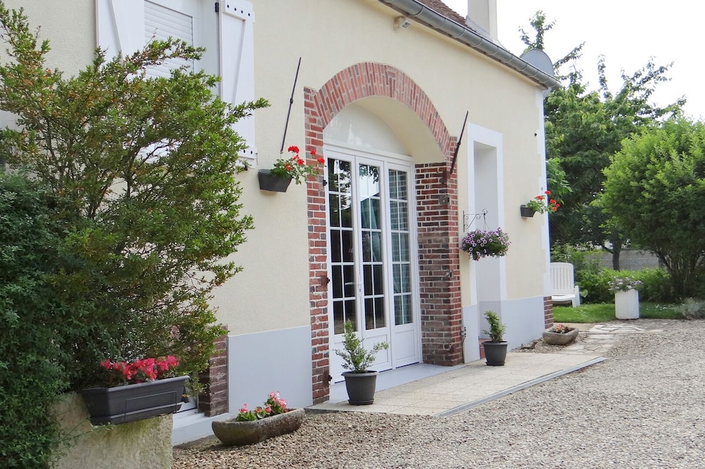 Burgundy farmhouse for 2