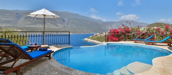 Four Bed Villa with infinity Pool and Stunning Sea View