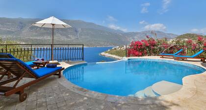 Four Bed Villa with infinity Pool and Stunning Sea View