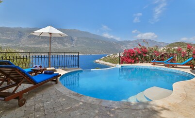 Four Bed Villa with infinity Pool and Stunning Sea View