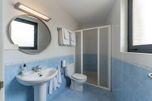 Dusche, Haartrockner, Handtücher, Toilettenpapier