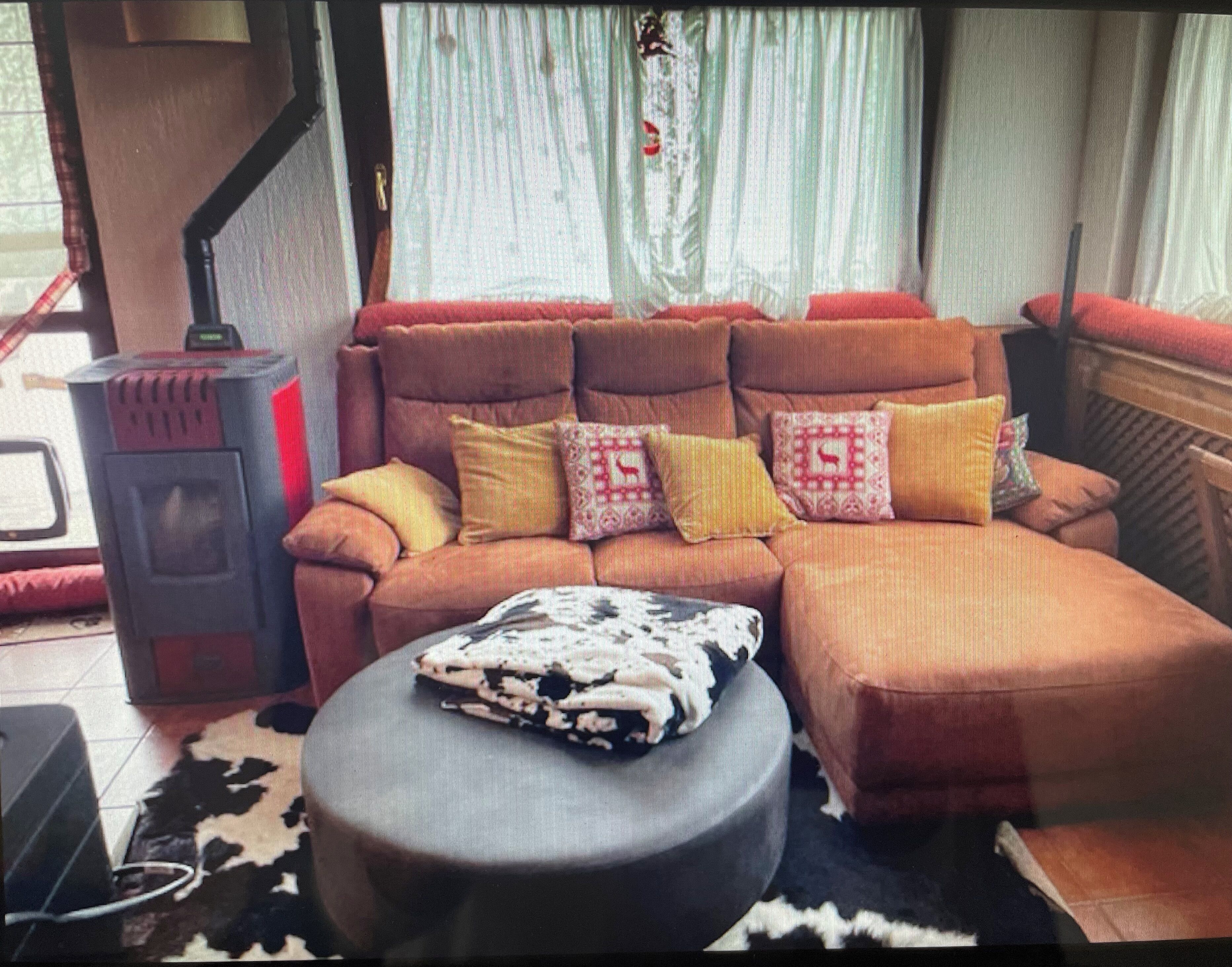 TV, DVD-spiller, bøker og musikkbibliotek