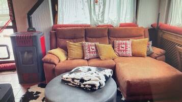 TV, DVD player, livros, biblioteca musical