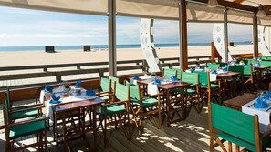 Outdoor dining - HEC Beach Apartment Villa Columbus, 150mts Vilamoura Beach, Pool View. (Quarteira)