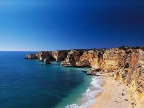Ubicación a pie de playa, tumbonas y toallas de playa