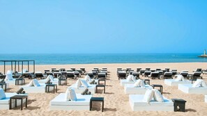 Sur la plage, chaise longue, serviettes de plage