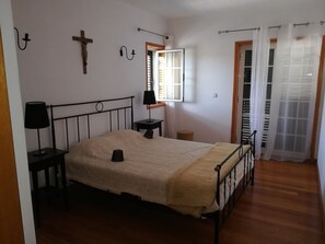4 bedrooms, iron/ironing board, free WiFi, bed sheets - House viana do castelo For Holidays (Serreleis/CARDIELOS)