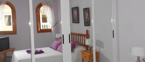 1 slaapkamer, een strijkplank/strijkijzer, beddengoed, rolstoeltoegang