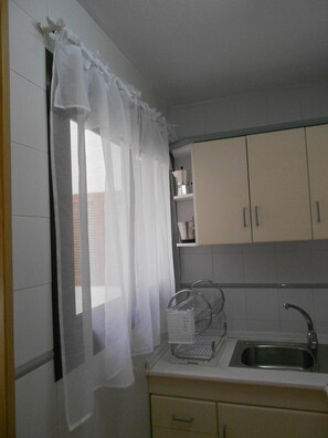 Een koelkast, een microgolfoven, een kookplaat