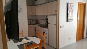 Een koelkast, een magnetron, een kookplaat