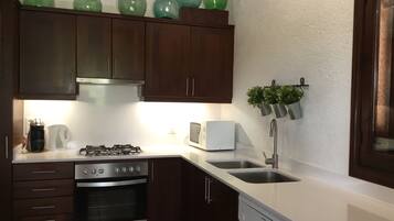 Een koelkast, een microgolfoven, een oven, een vaatwasser