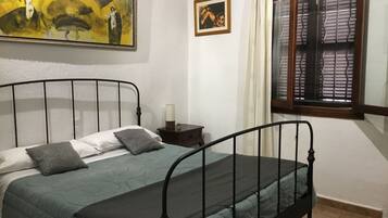 3 slaapkamers, een strijkplank/strijkijzer, reisbedje, gratis wifi