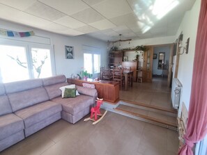 TV, books - Country house with pool (Fornells de la Selva)