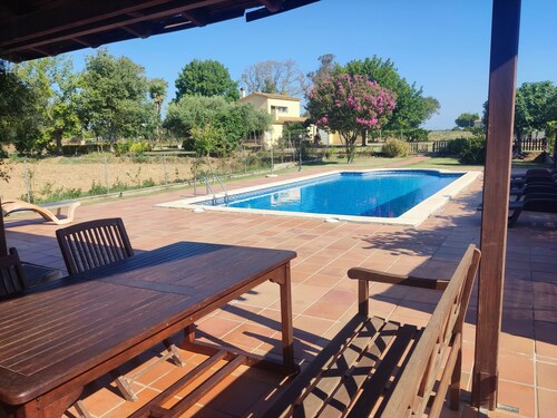 Maalaistalo uima-altaalla