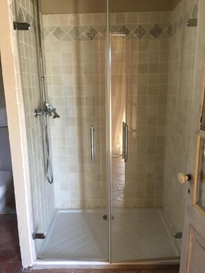 أحواض استحمام، مجففات شعر، ورق حمّام