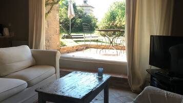 Télévision, lecteur de DVD, livres