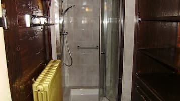 Baignoire, sèche-cheveux, bidet, serviettes fournies