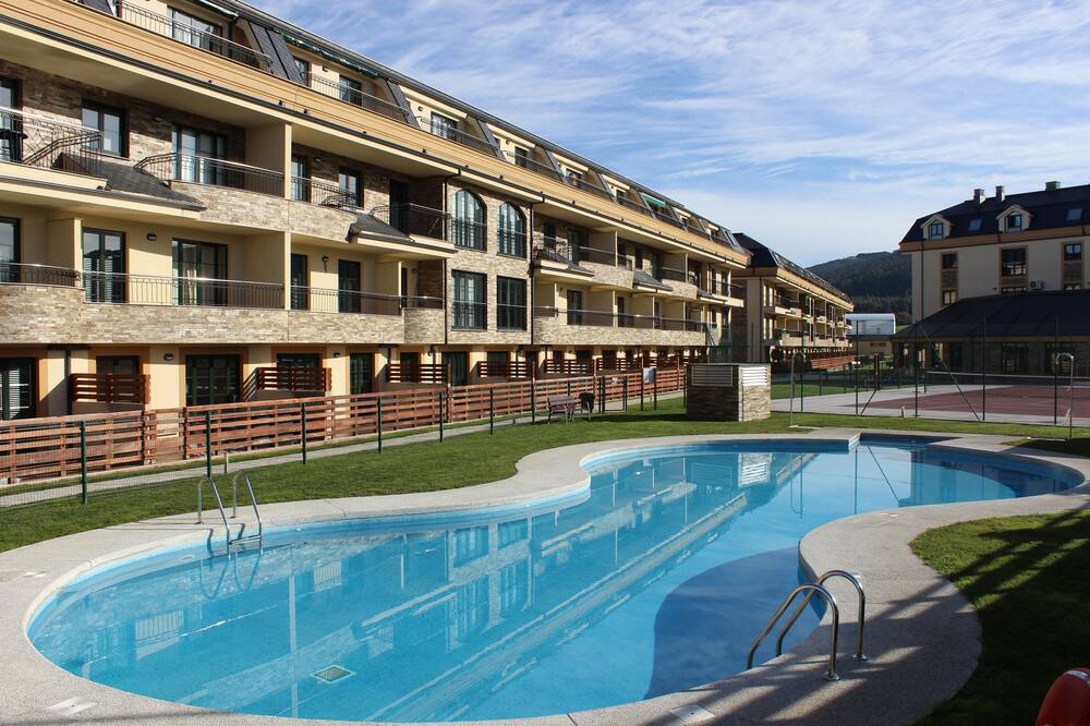 Apartment Costa Reinante Spa Beach Las Catedrales. Urbanization with spa.