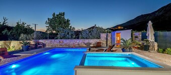 Luxury Villa with heated private pool,sauna,whirlpool, In solitude...