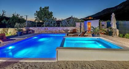 Luxury Villa with heated private pool,sauna,whirlpool, In solitude...