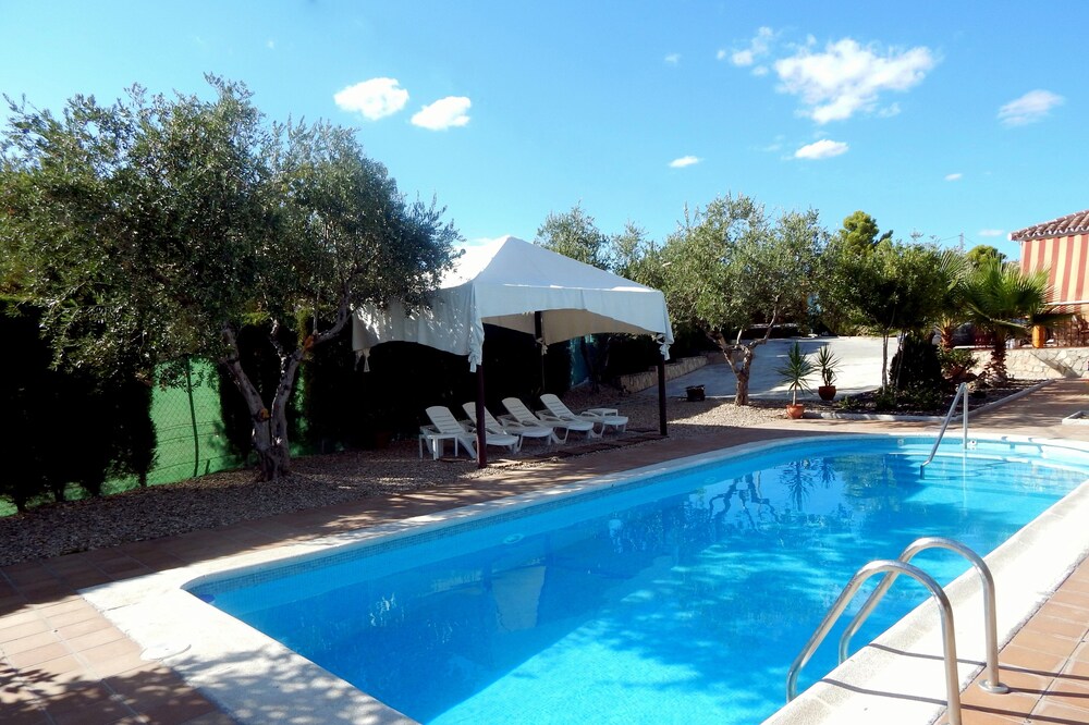 FAMILY HOUSE WITH POOL AND PADDLE TRACK