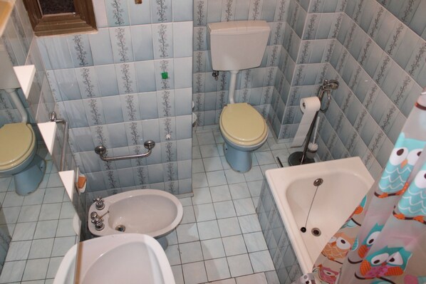 A bathroom with a toilet, bidet, and bathtub. - A stone's throw from the sea and inside the Carnival! (Viareggio)