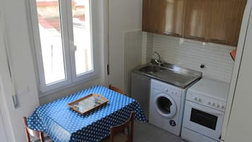 Kühlschrank, Ofen, Herdplatte, Wasserkocher mit Kaffee-/Teezubehör
