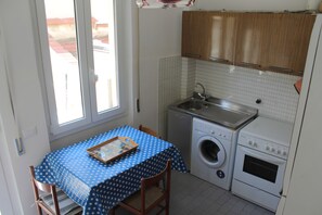 Refrigerador, horno, placa de cocina, cafetera/tetera