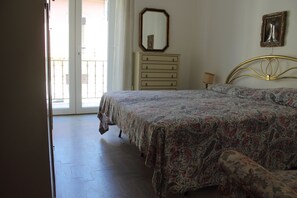 4 bedrooms, iron/ironing board, free WiFi, wheelchair access